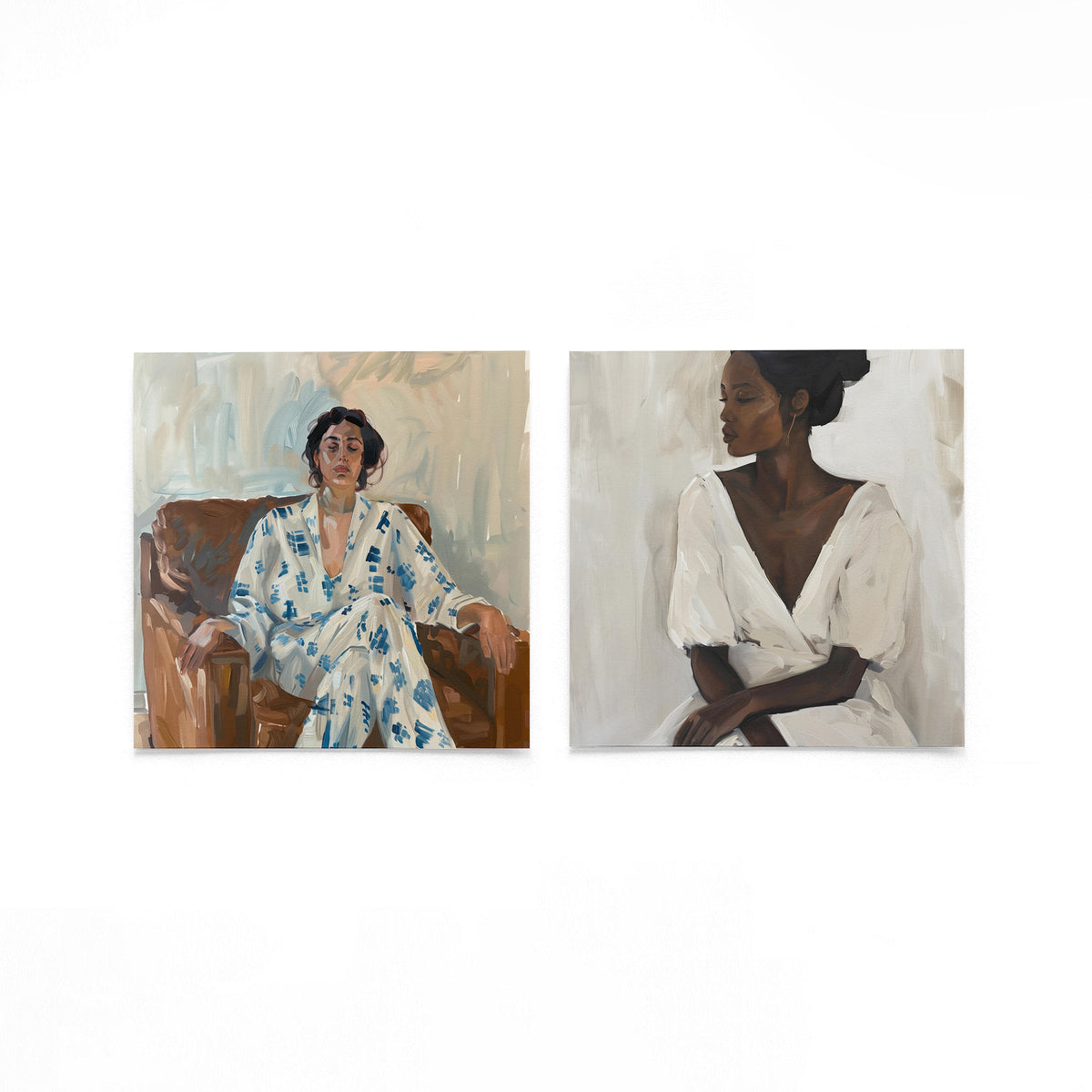 Twee vierkante posters met vrouwenportretten op een gebroken witte achtergrond