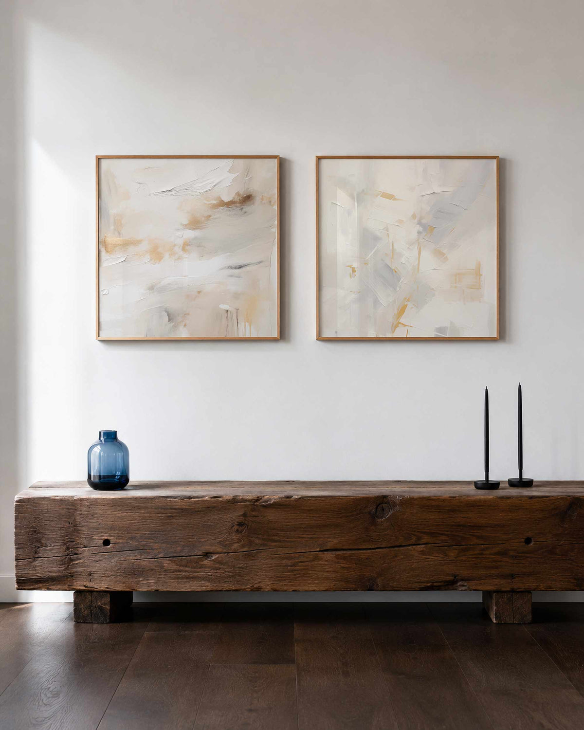 Interieurpresentatie van een tweedelige vierkante posterset met lichte abstracte vormen