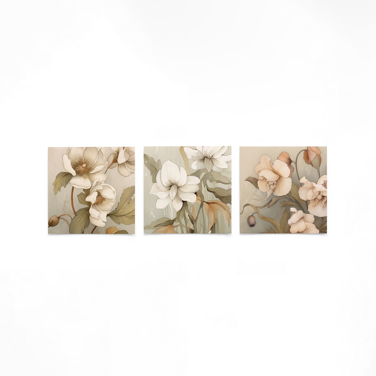 Drie vierkante posters met crèmekleurige bloemen op een gebroken witte achtergrond