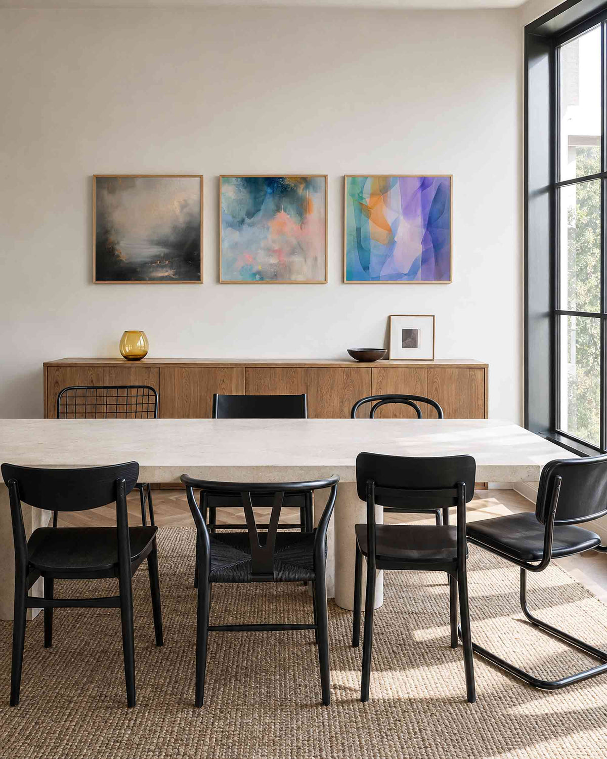 Interieurpresentatie van een driedelige vierkante posterset met abstracte kleuren