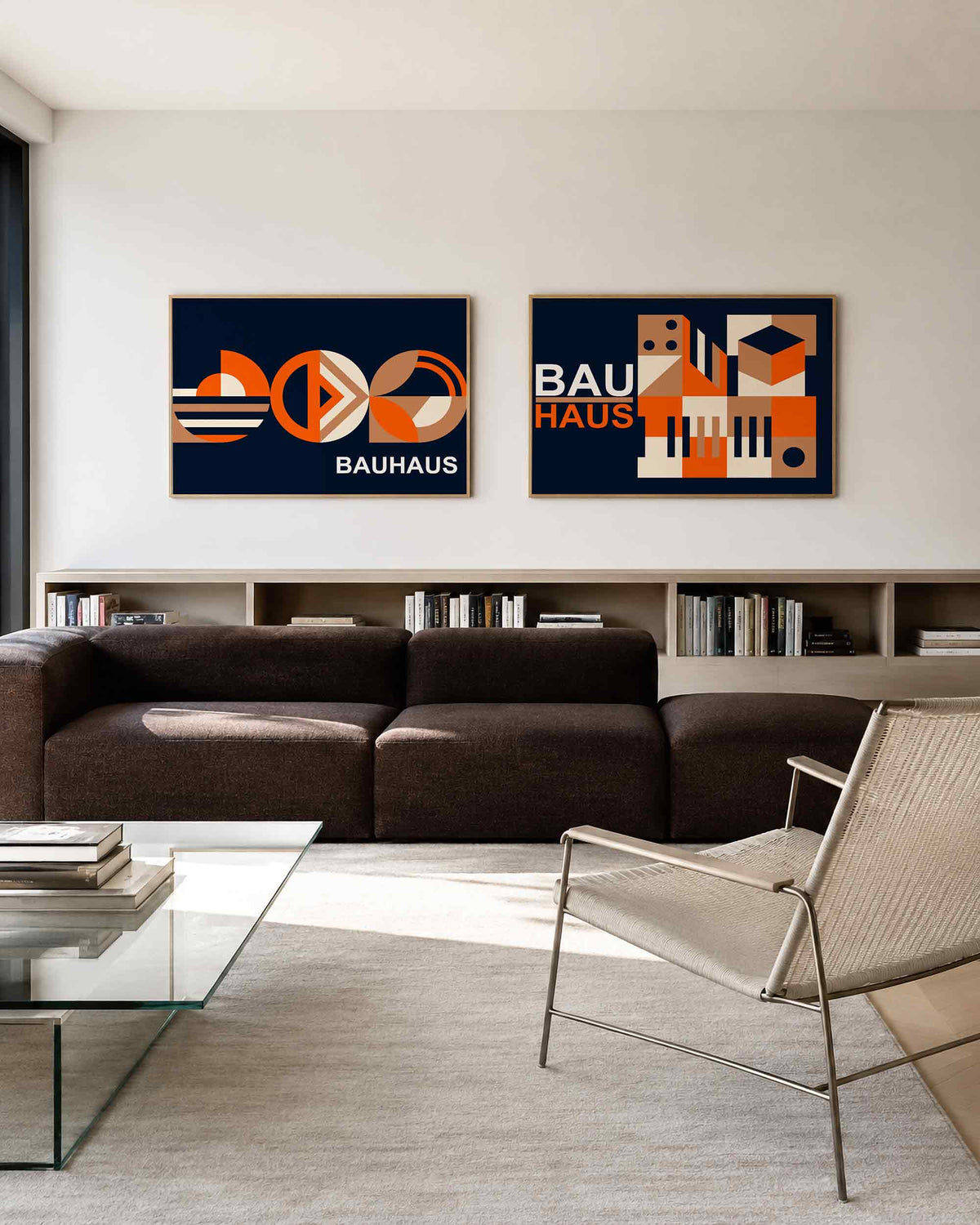 Interieurmockup van tweedelige landscape-posterset met oranje cirkels en kubusvlakken