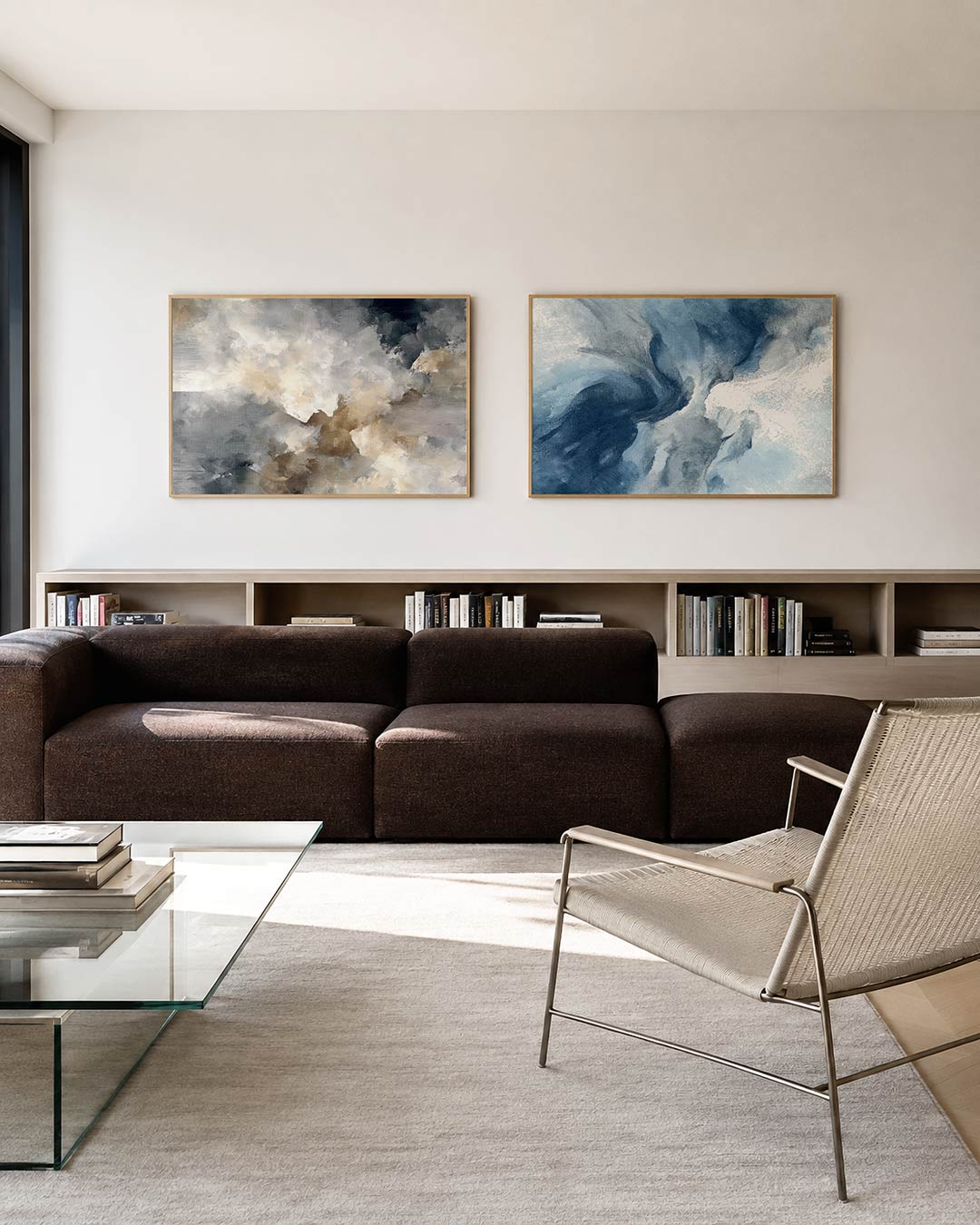 Tweedelige posterset met zachte, vloeiende vormen in grijs, beige en wit, getoond in een interieur