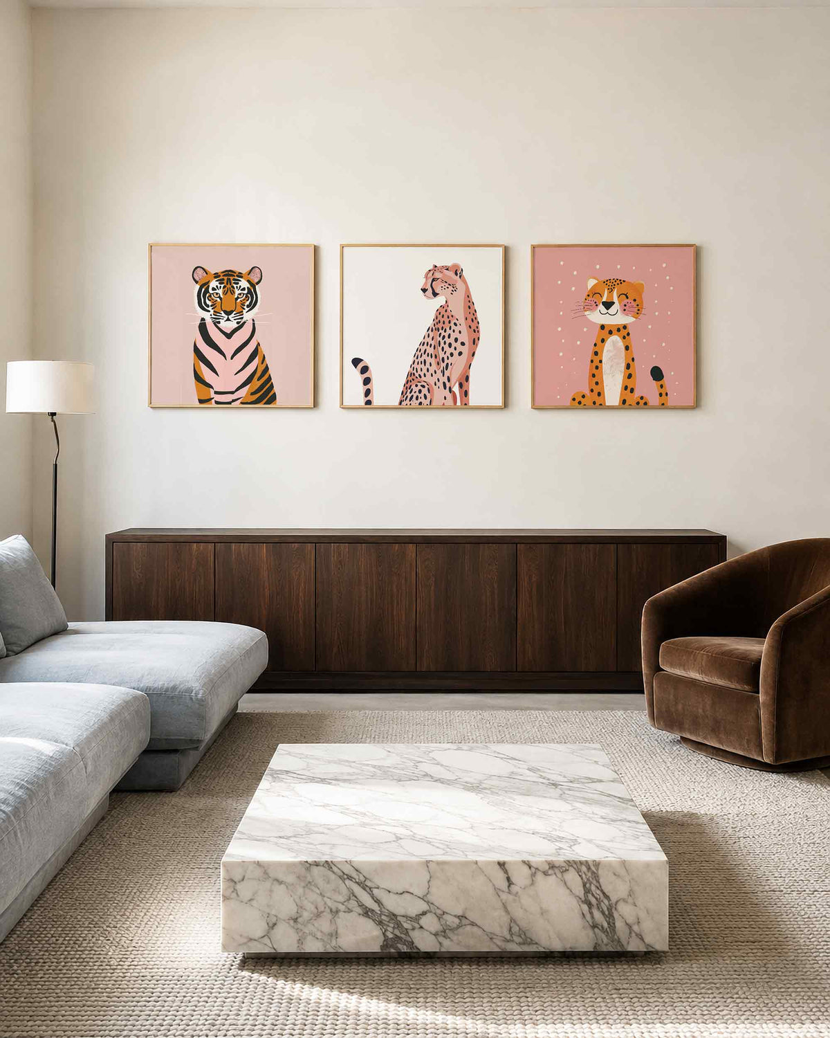 Interieurpresentatie van een driedelige vierkante posterset met grote katten