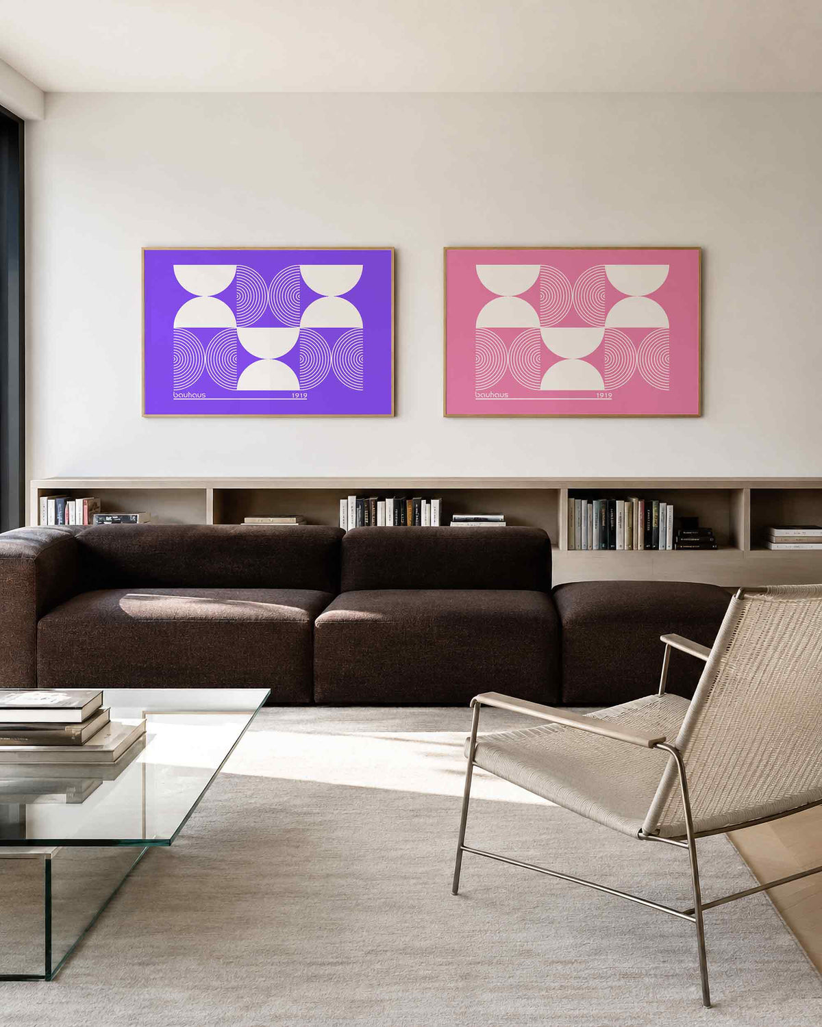 Interieurmockup van tweedelige landscape-posterset met witte bogen op paars en roze
