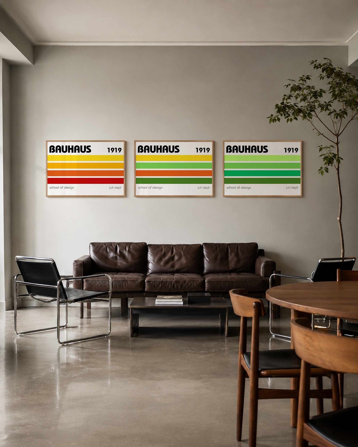 Interieurmockup van drieluik landscape-posterset met kleurbanen en jaartal