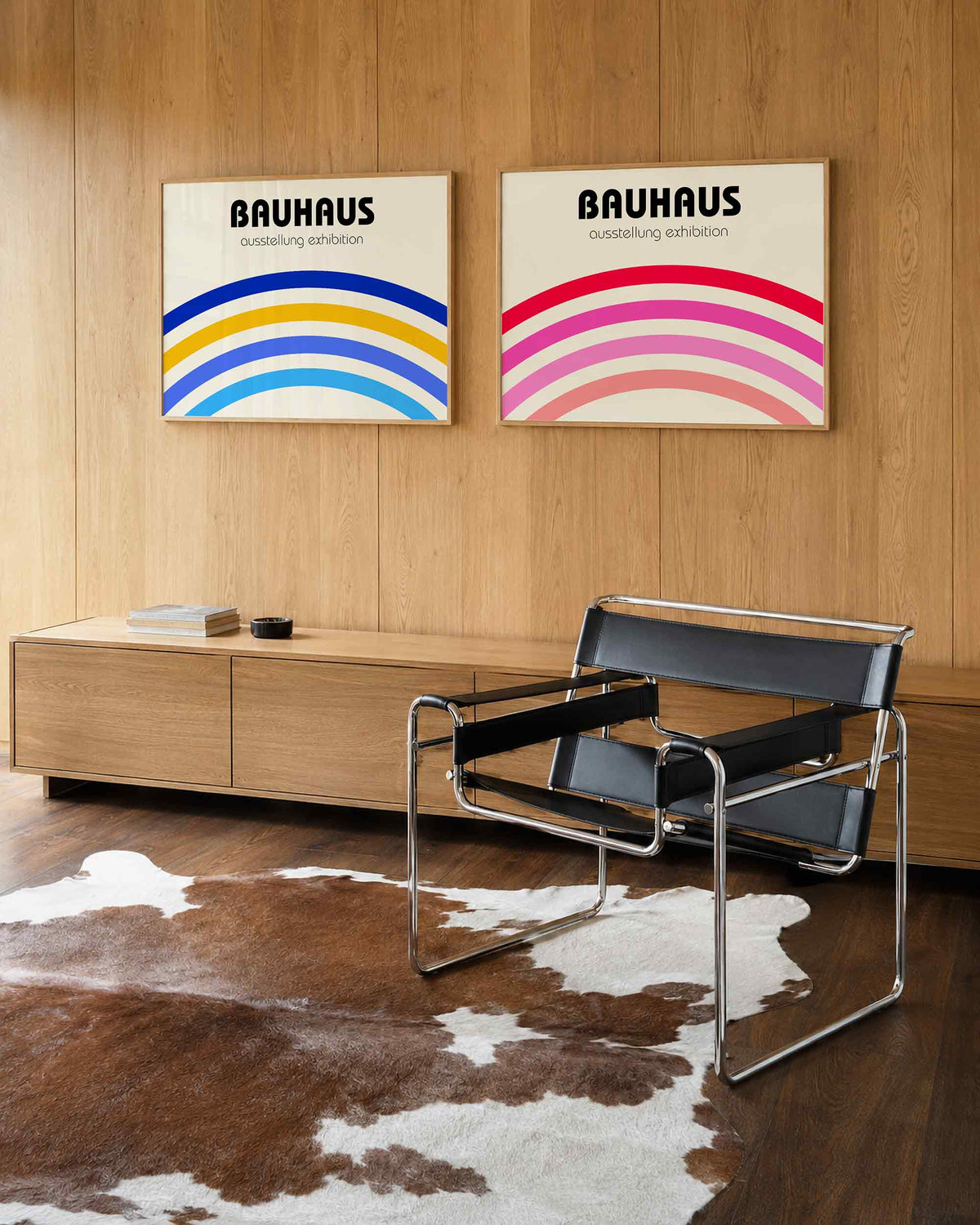 Interieurmockup van tweedelige landscape-posterset met kleurige bogen en tentoonstelling