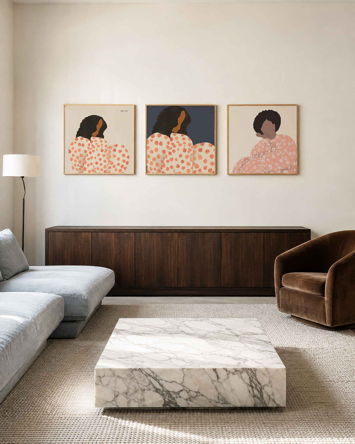Interieurpresentatie van een driedelige vierkante posterset met portretten met stippen