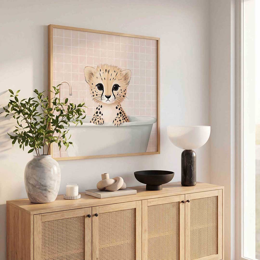 Jonge cheetah in bad Poster