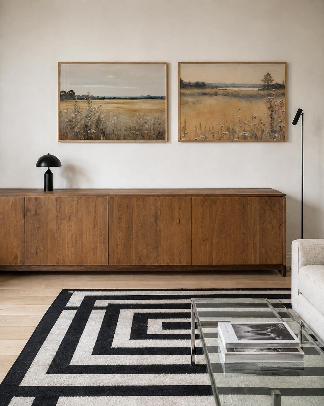 Tweedelige posterset met een uitgestrekt veld met fijne kleuren, getoond in een interieur