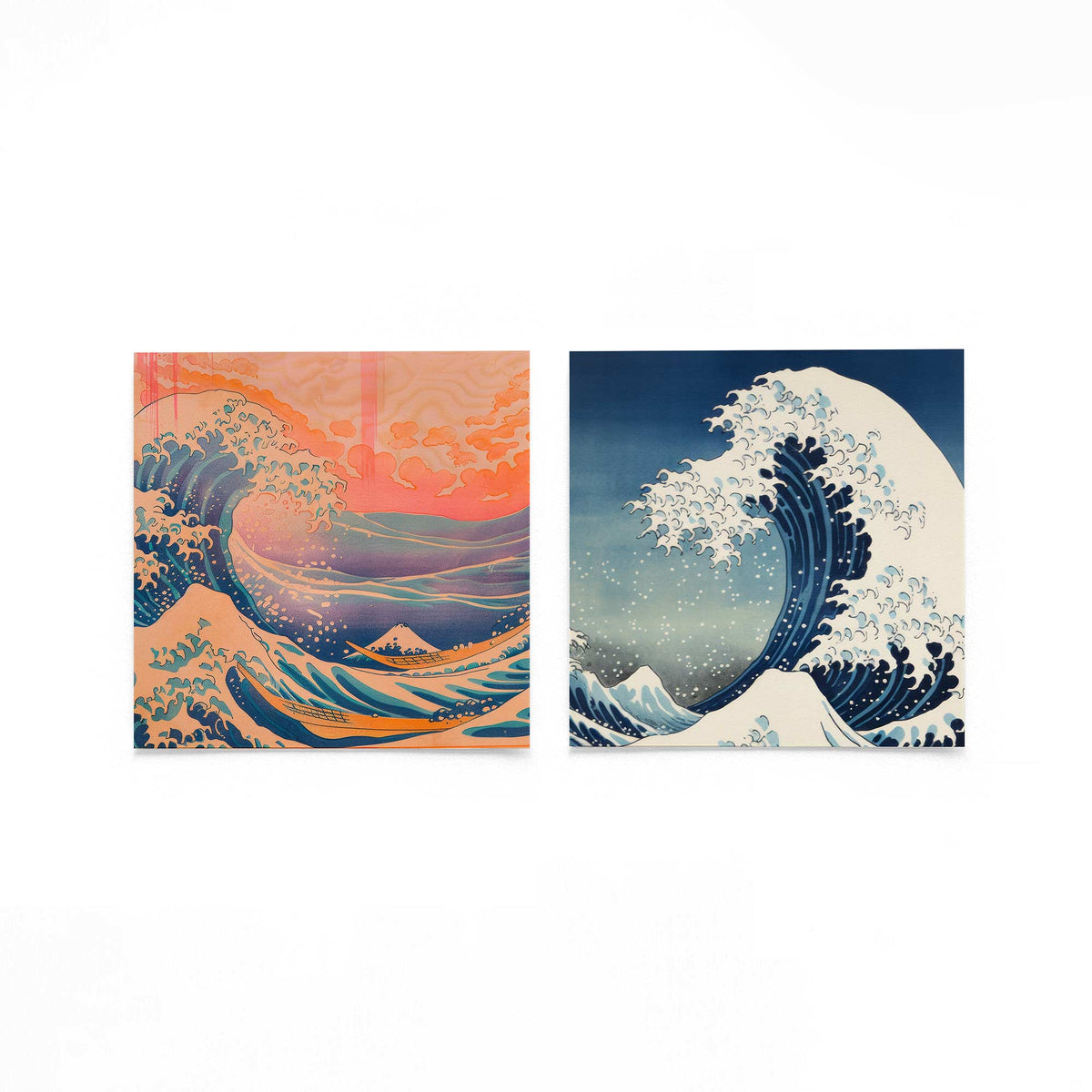Twee vierkante posters met japanse golven op een gebroken witte achtergrond