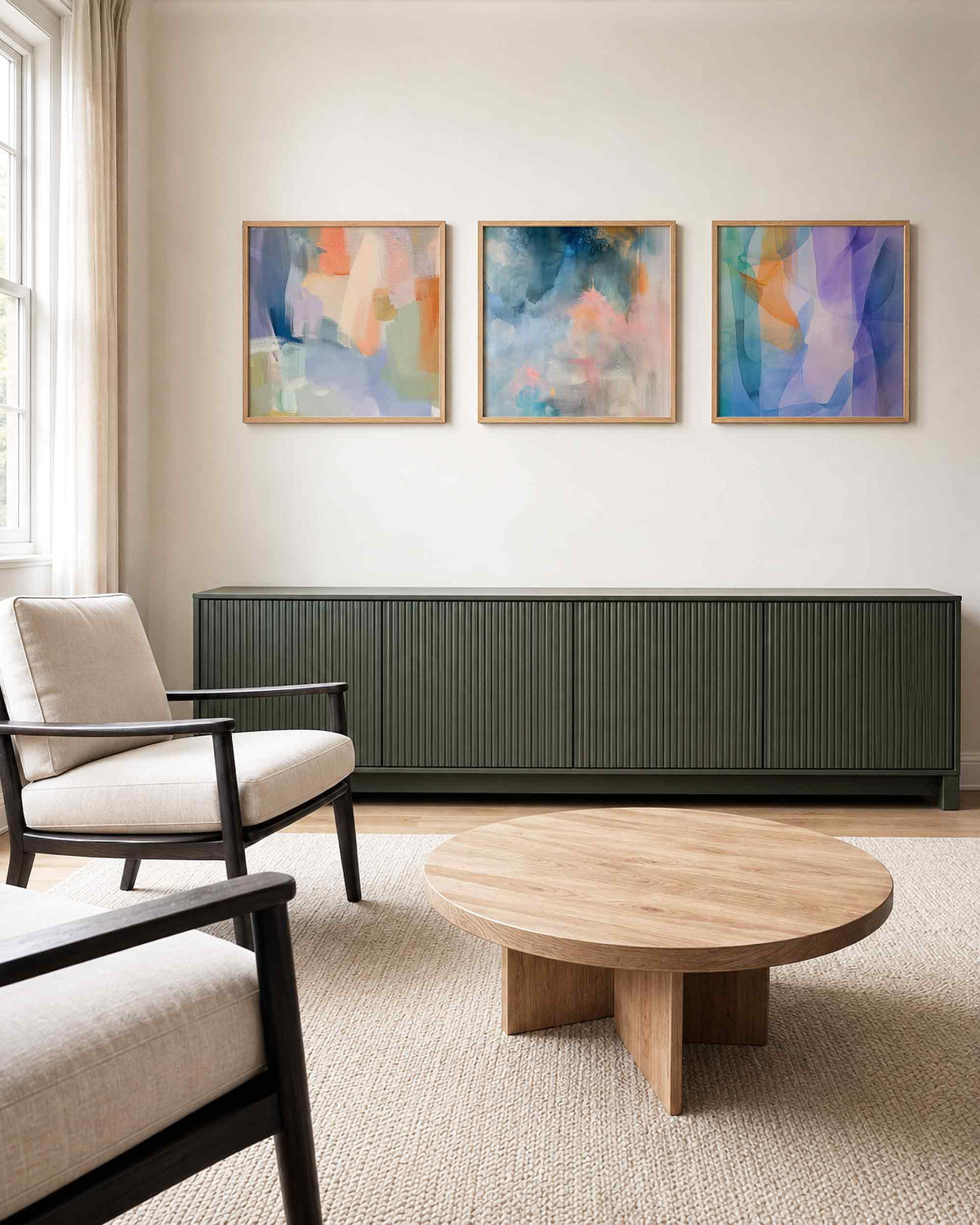 Interieurpresentatie van een driedelige vierkante posterset met abstracte kleuren