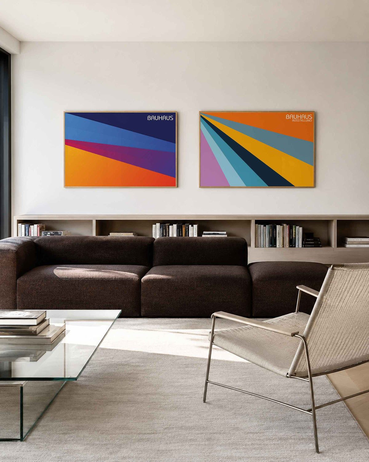 Interieurmockup van tweedelige landscape-posterset met kleurbanen in perspectief