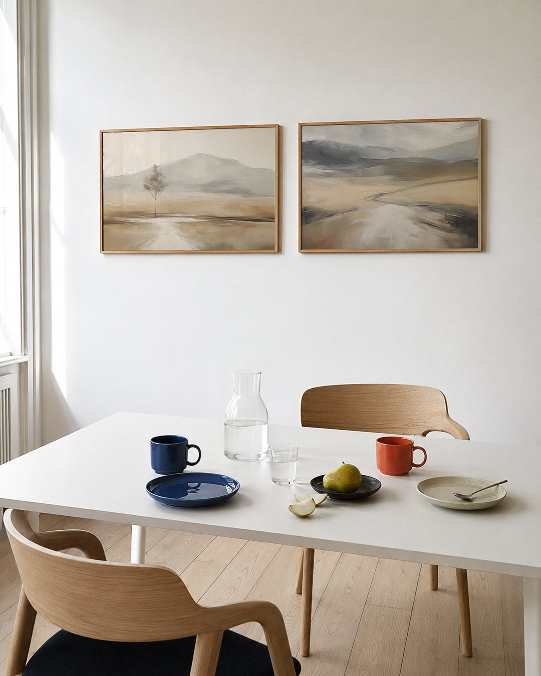 Tweedelige posterset met een eenzame boom in een uitgestrekt landschap, getoond in een interieur