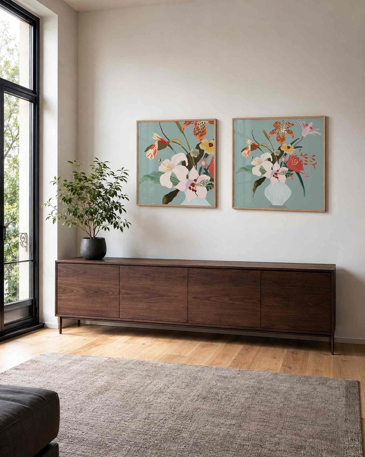 Interieurpresentatie van een tweedelige vierkante posterset met bloemenboeket