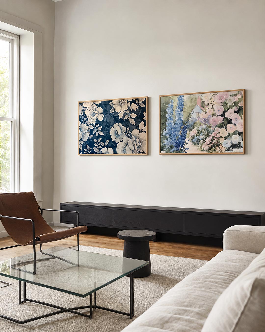 Twee liggende posters met een weelderige verzameling van bloemen en bladeren in zachte blauw, aan de muur in een interieur