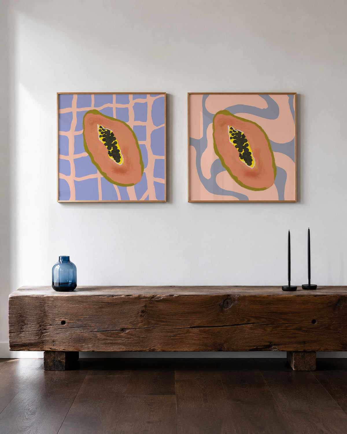 Interieurpresentatie van een tweedelige vierkante posterset met papaya illustratie