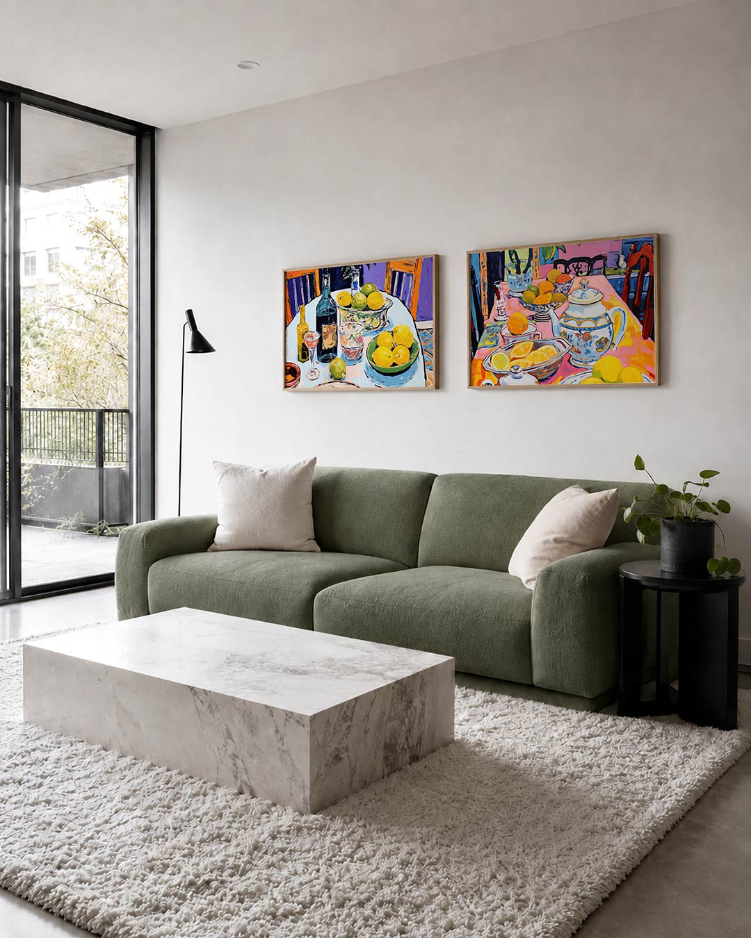 Twee liggende posters met een tafel met citroenen, flessen en glazen, aan de muur in een interieur