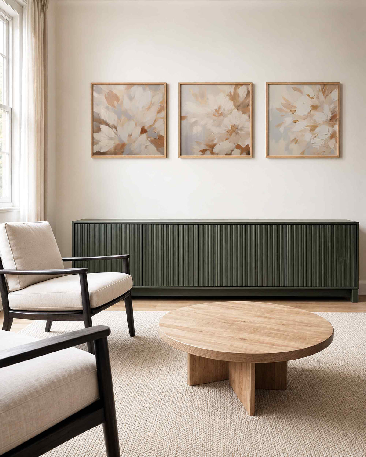 Interieurpresentatie van een driedelige vierkante posterset met abstracte bloemen beige