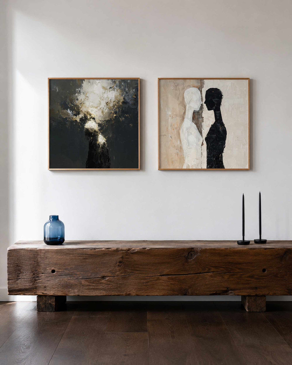 Interieurpresentatie van een tweedelige vierkante posterset met twee figuren