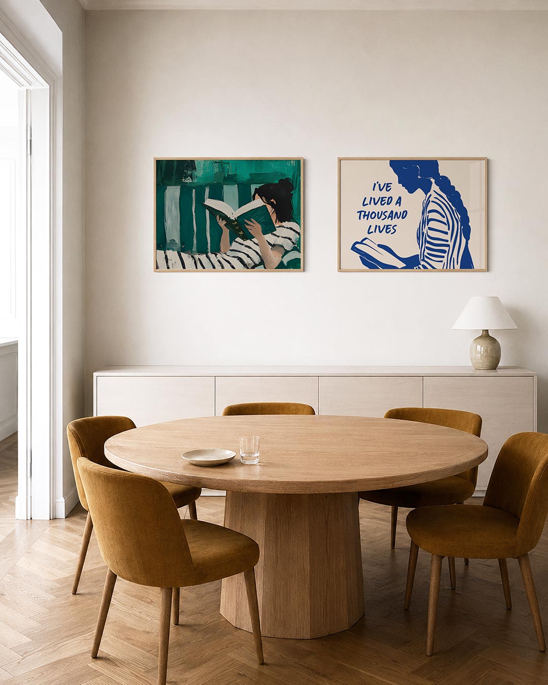 Interieurpresentatie van twee posters met een vrouw met een boek, omgeven door groene en witte kleurvlakken