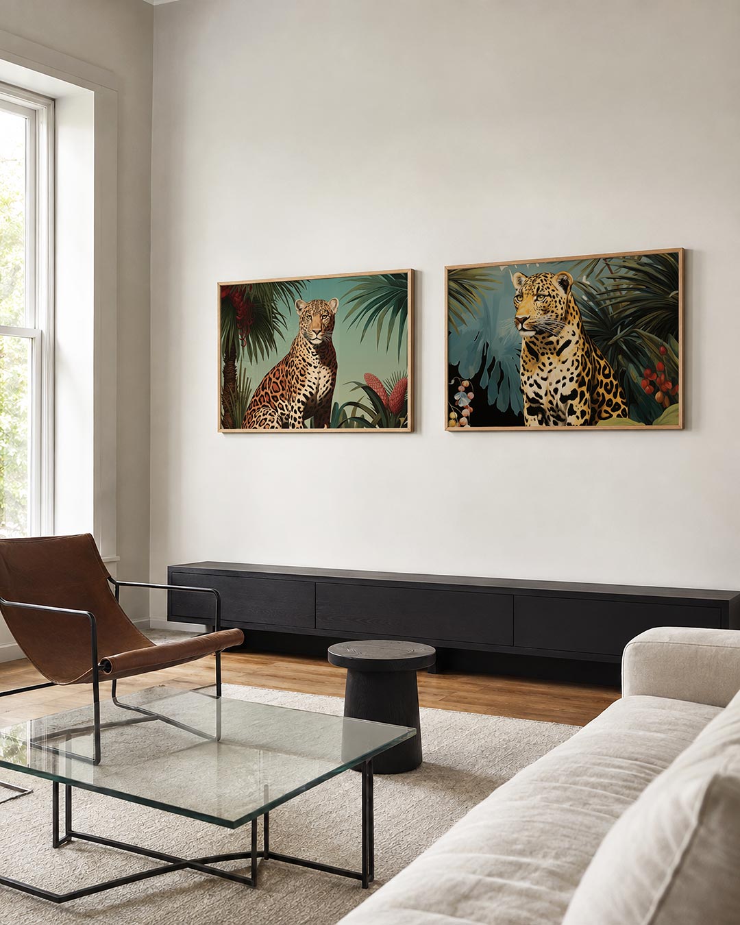 Interieurbeeld met twee liggende posters: een luipaard tussen groene bladeren en bloemen