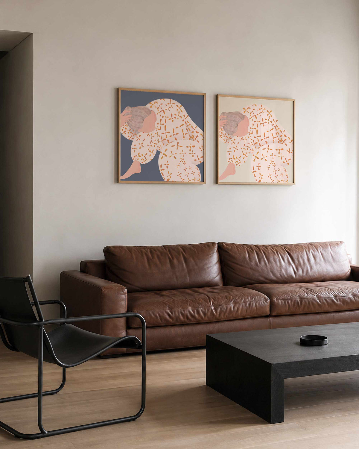 Interieurpresentatie van een tweedelige vierkante posterset met vrouw in patroon