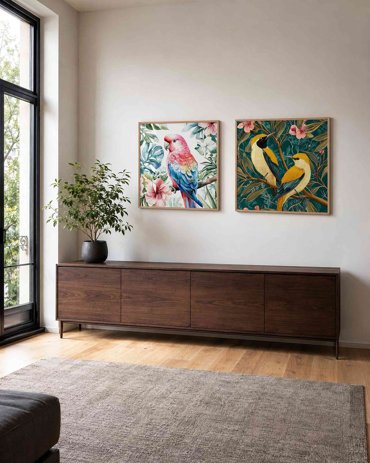 Interieurpresentatie van een tweedelige vierkante posterset met tropische vogels