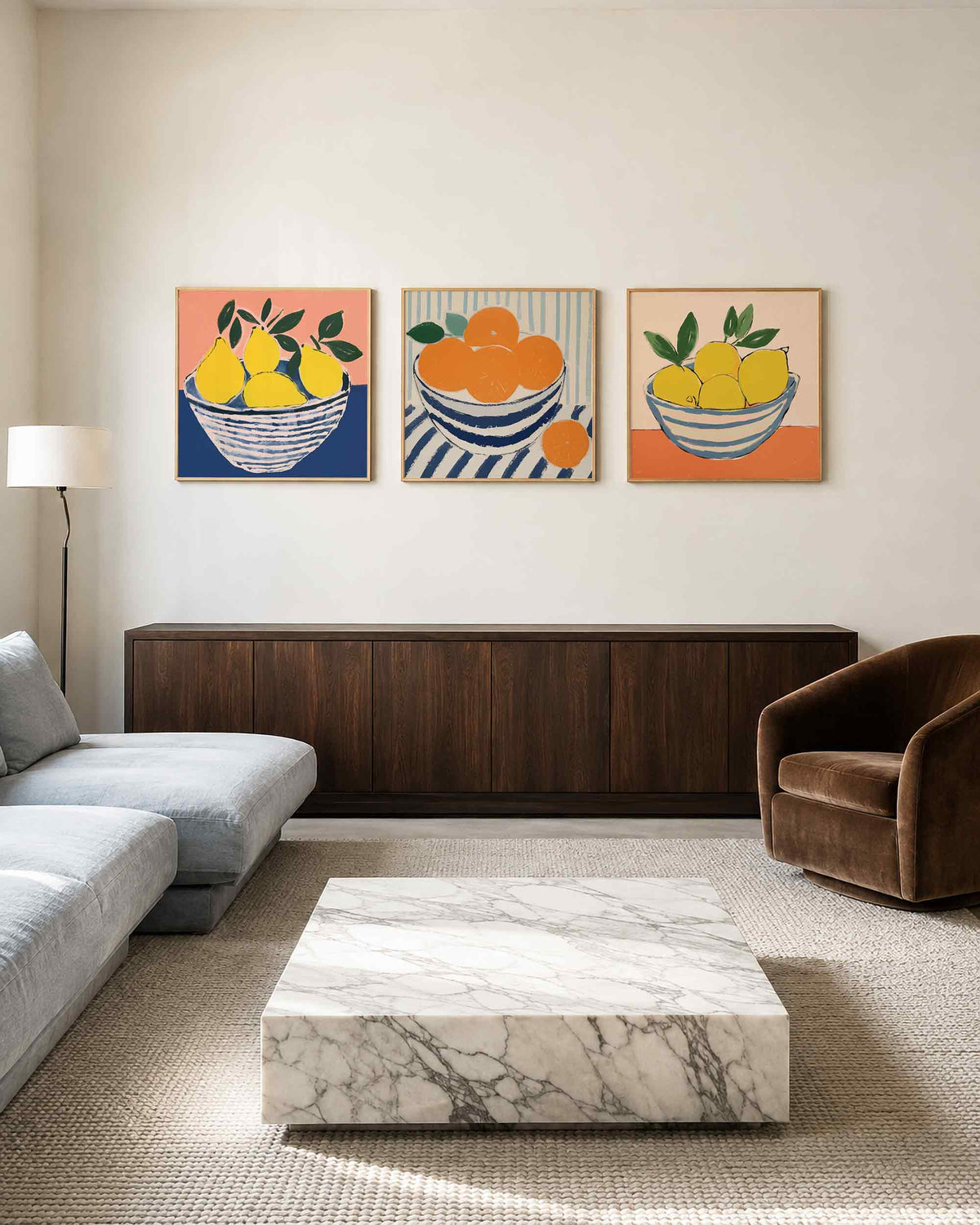 Interieurpresentatie van een driedelige vierkante posterset met fruitkommen
