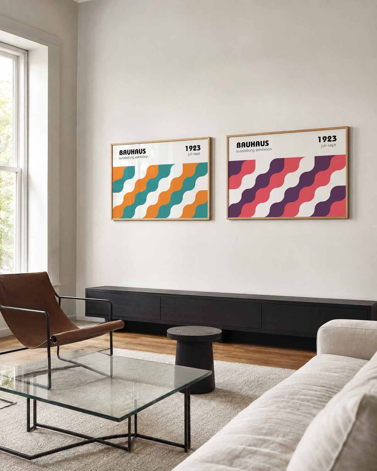 Interieurmockup van tweedelige landscape-posterset met golvende kleurbanen