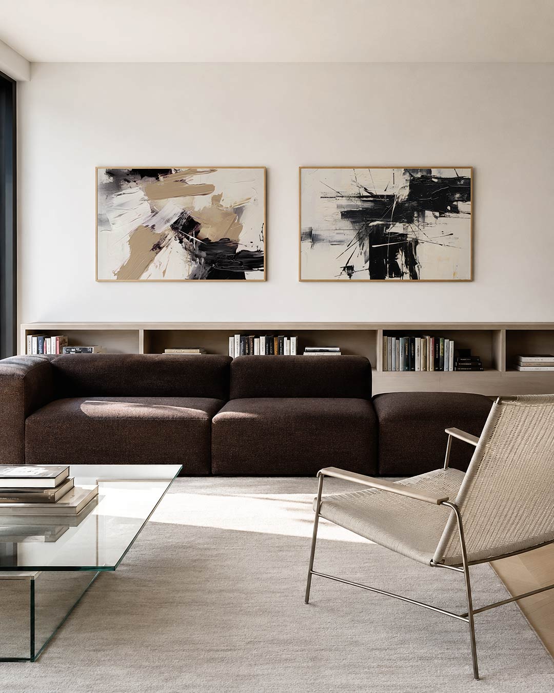 Tweedelige posterset met een krachtig spel van dikke penseelstreken in zwart, wit en beige, getoond in een interieur
