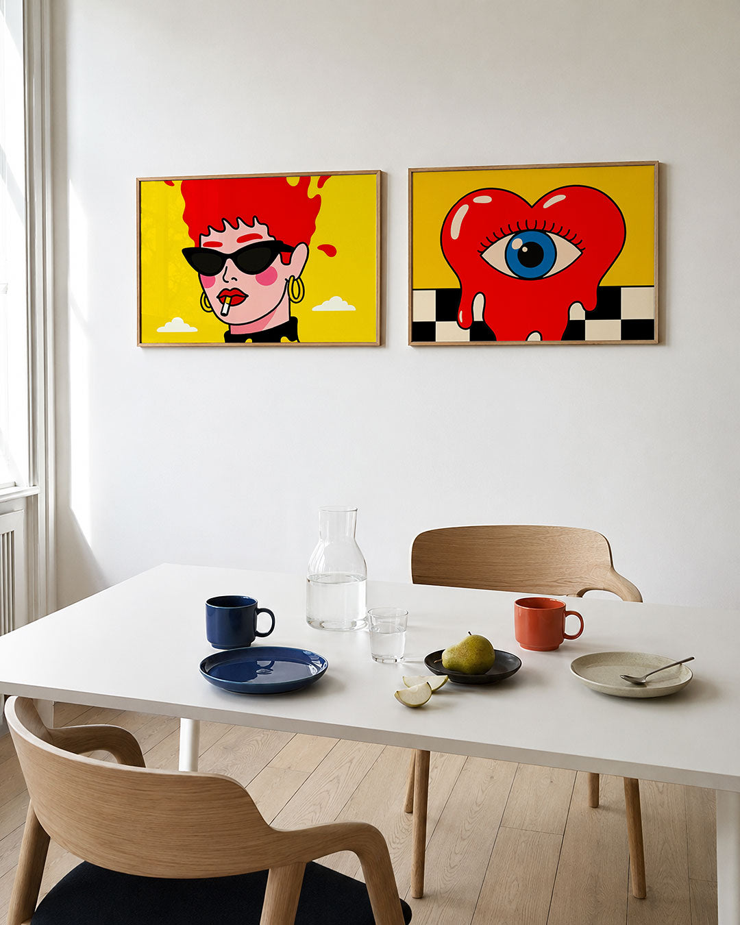 Tweedelige posterset met een portret met felrood haar, een zwarte zonnebril en gouden oorbellen, getoond in een interieur