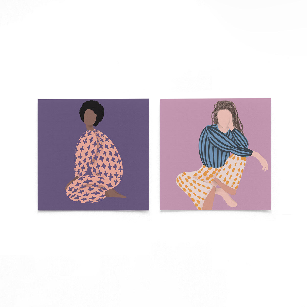 Twee vierkante posters met zittende vrouwen op een gebroken witte achtergrond