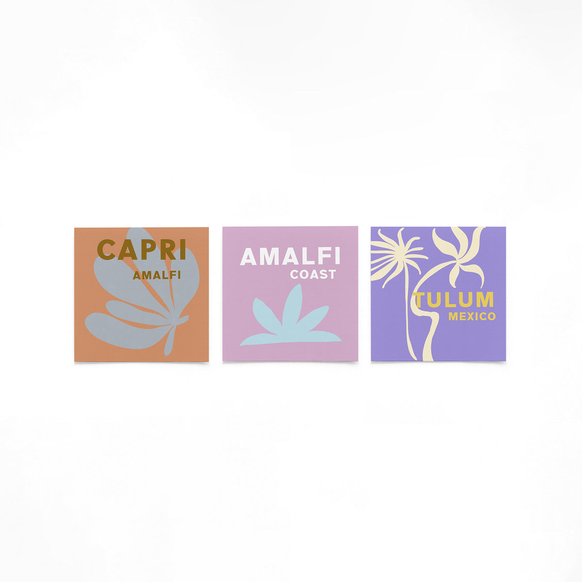 Drie vierkante posters met amalfi capri tulum op een gebroken witte achtergrond