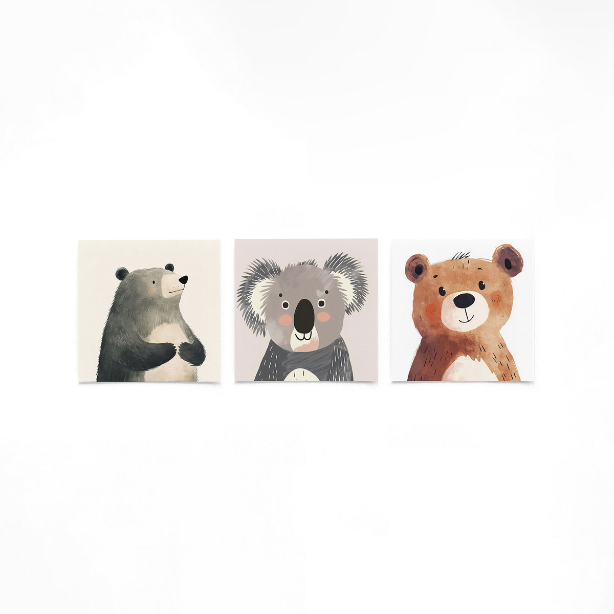 Drie vierkante posters met berenportretten op een gebroken witte achtergrond