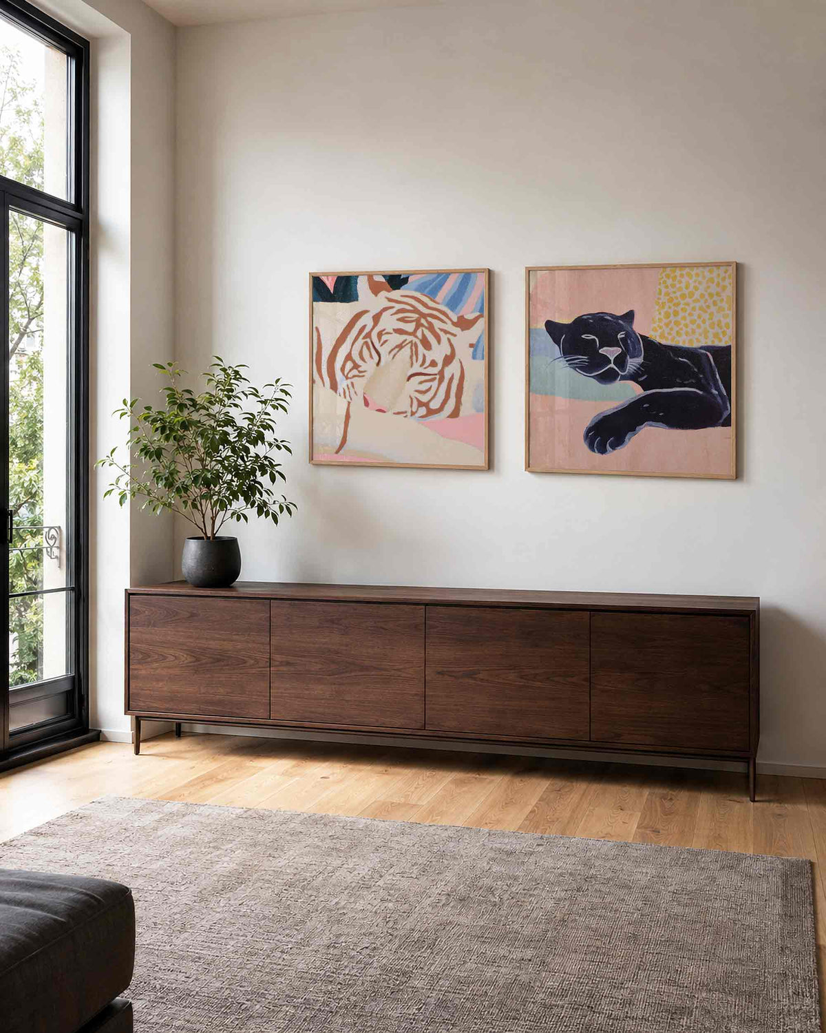 Interieurpresentatie van een tweedelige vierkante posterset met gezichten en zwarte kat