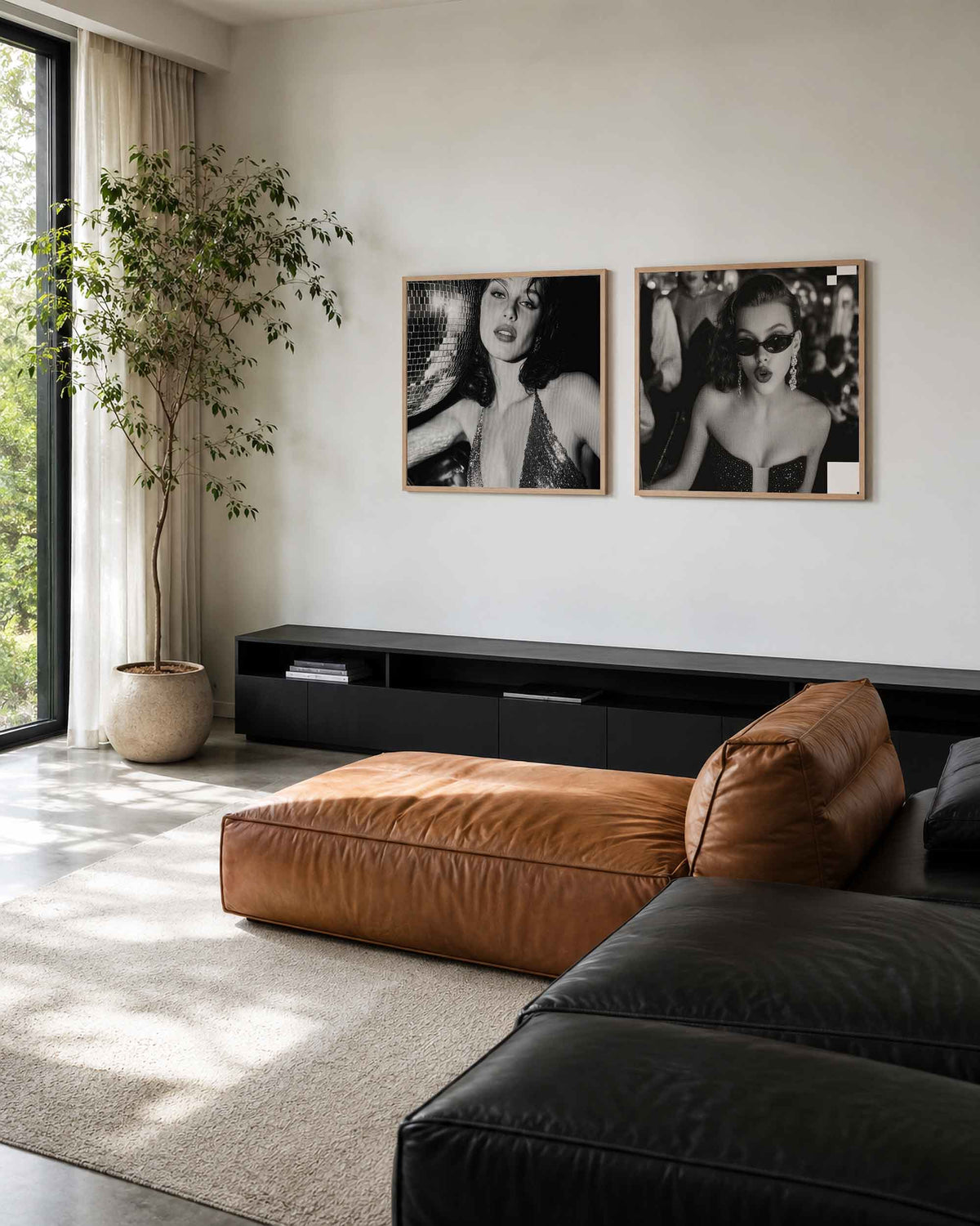 Interieurpresentatie van een tweedelige vierkante posterset met glamourportretten