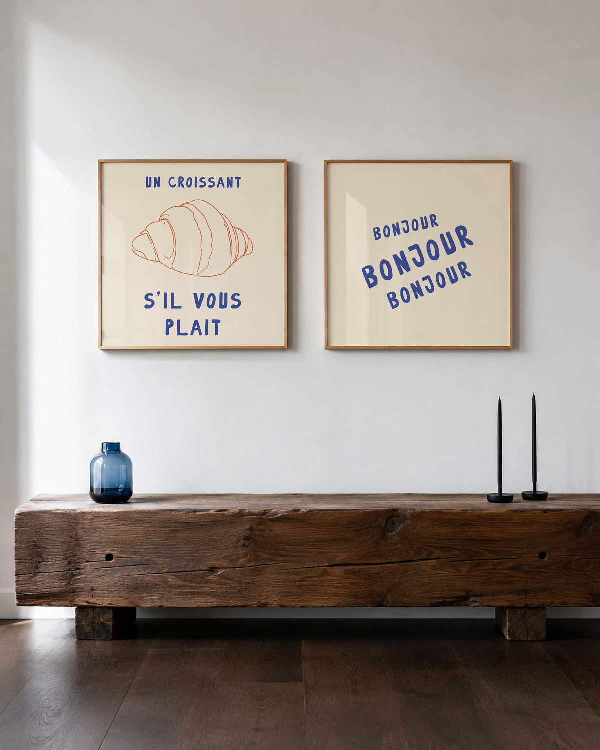 Interieurpresentatie van een tweedelige vierkante posterset met croissant en bonjour