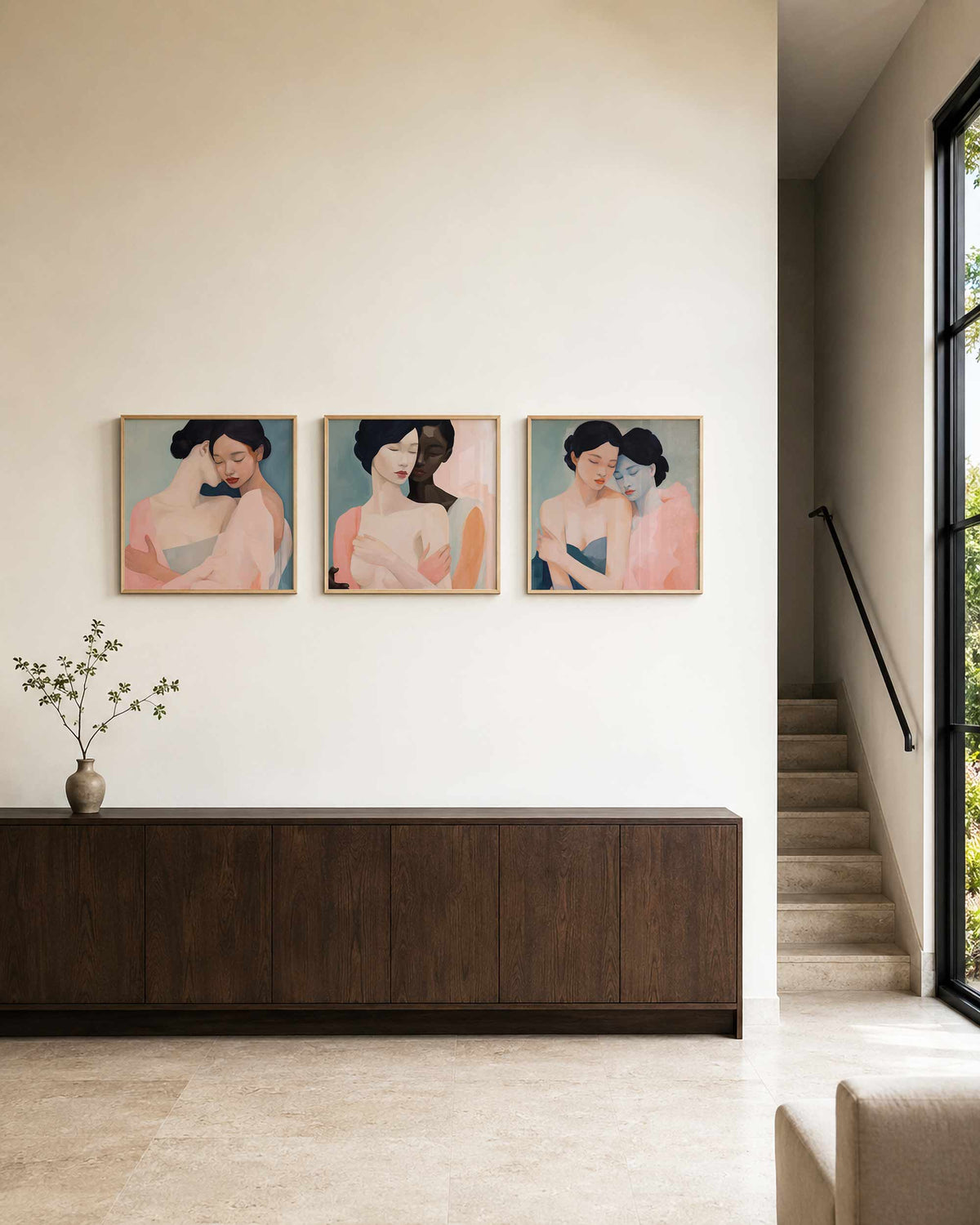 Interieurpresentatie van een driedelige vierkante posterset met omarmende vrouwen