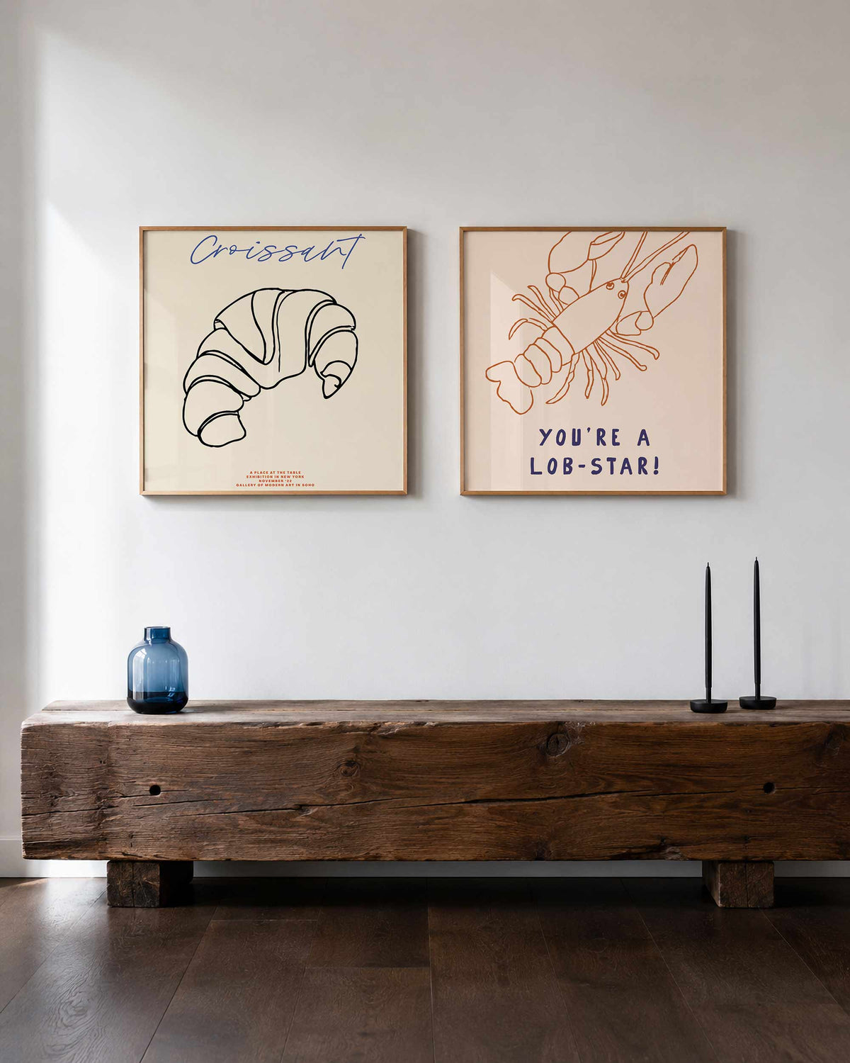 Interieurpresentatie van een tweedelige vierkante posterset met croissant en kreeft