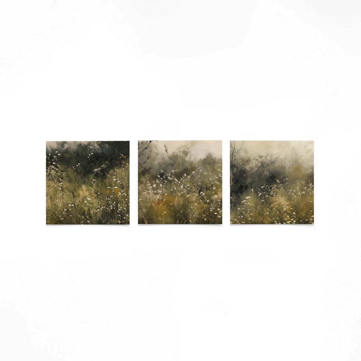 Drie vierkante posters met wilde bloemen op een gebroken witte achtergrond