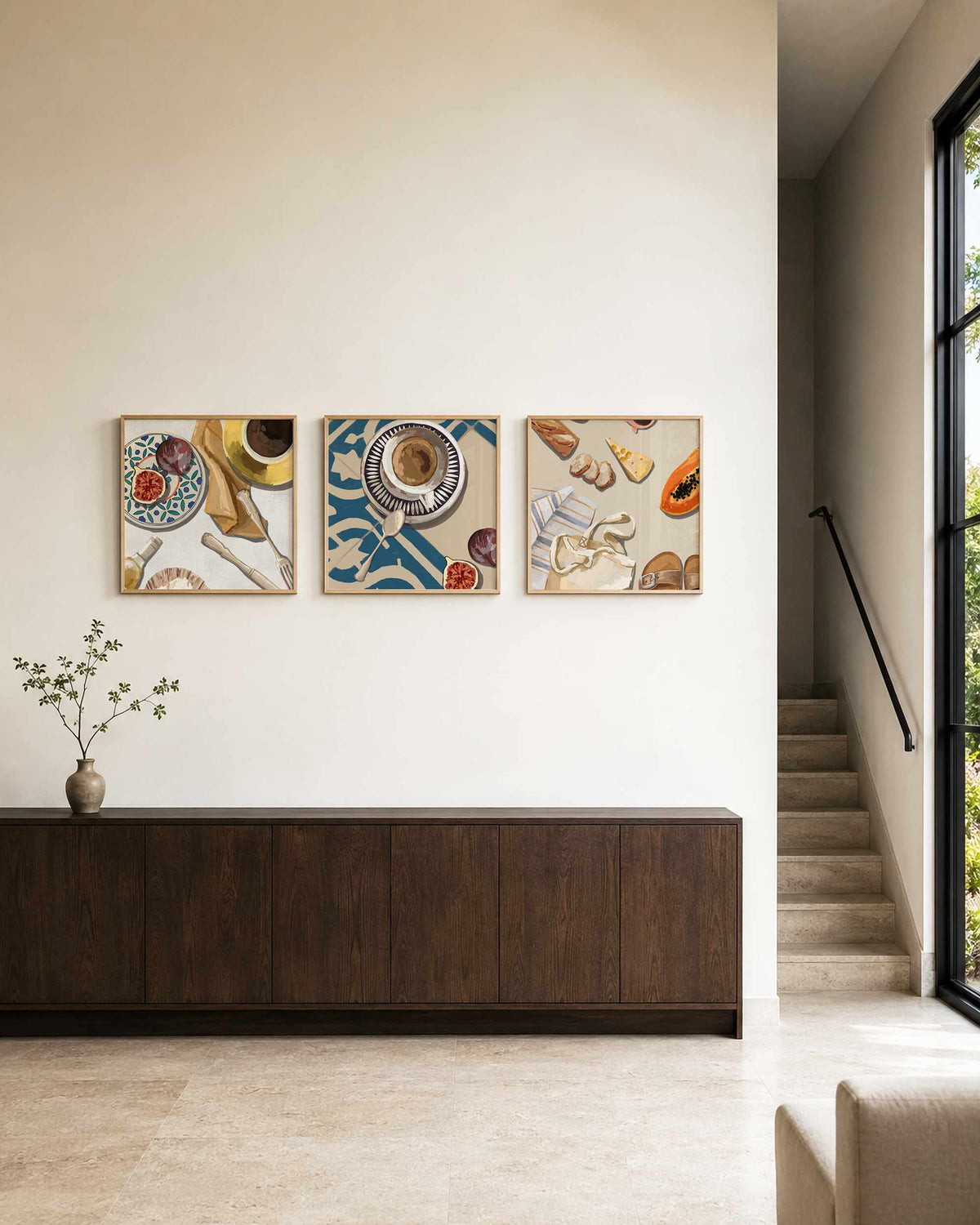 Interieurpresentatie van een driedelige vierkante posterset met eten en koffie