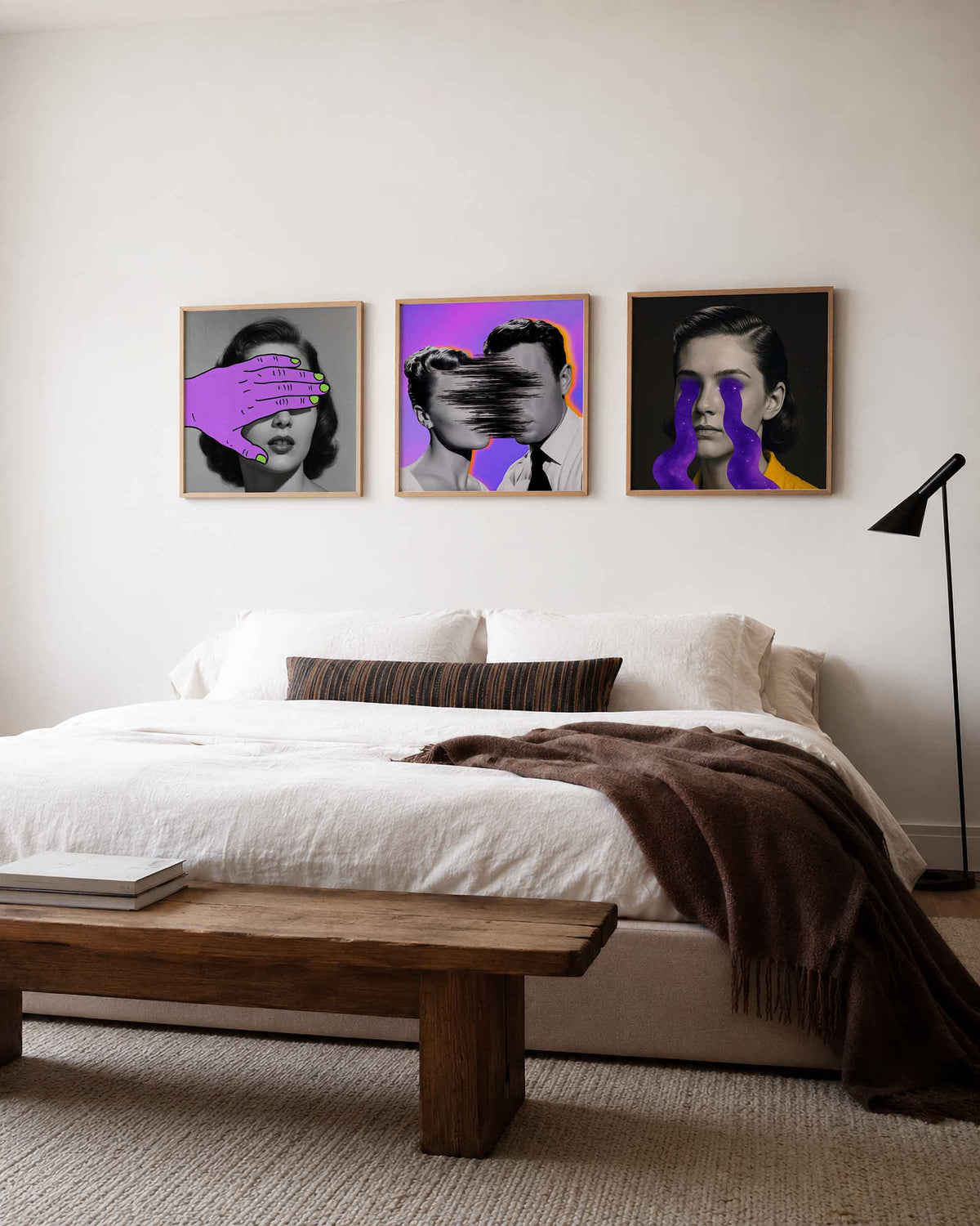 Interieurpresentatie van een driedelige vierkante posterset met surrealistische portretten