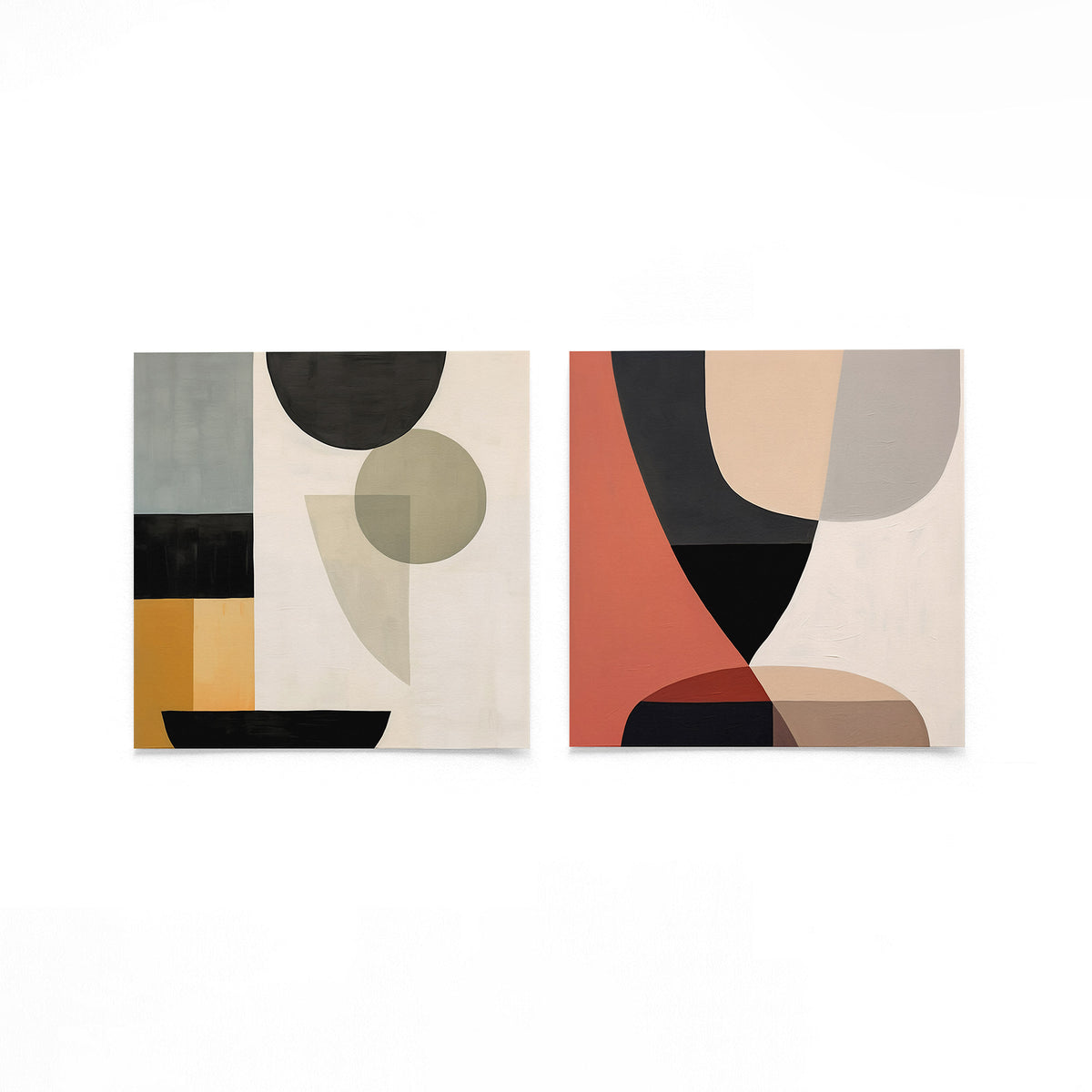 Twee vierkante posters met geometrische vormen op een gebroken witte achtergrond