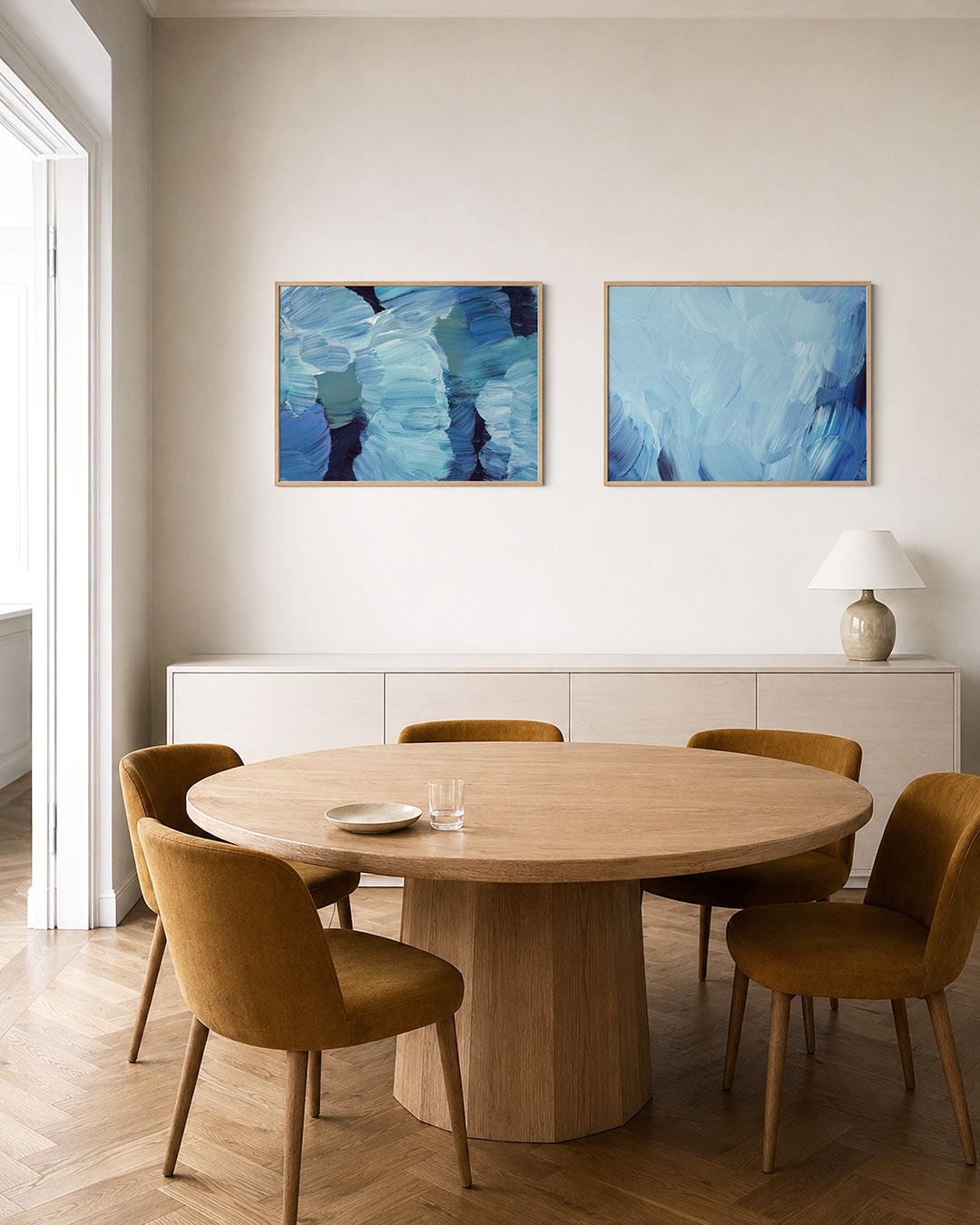 Twee liggende posters met deze tweedelige posterset heeft blauwe en turquoise borstelstreken, aan de muur in een interieur