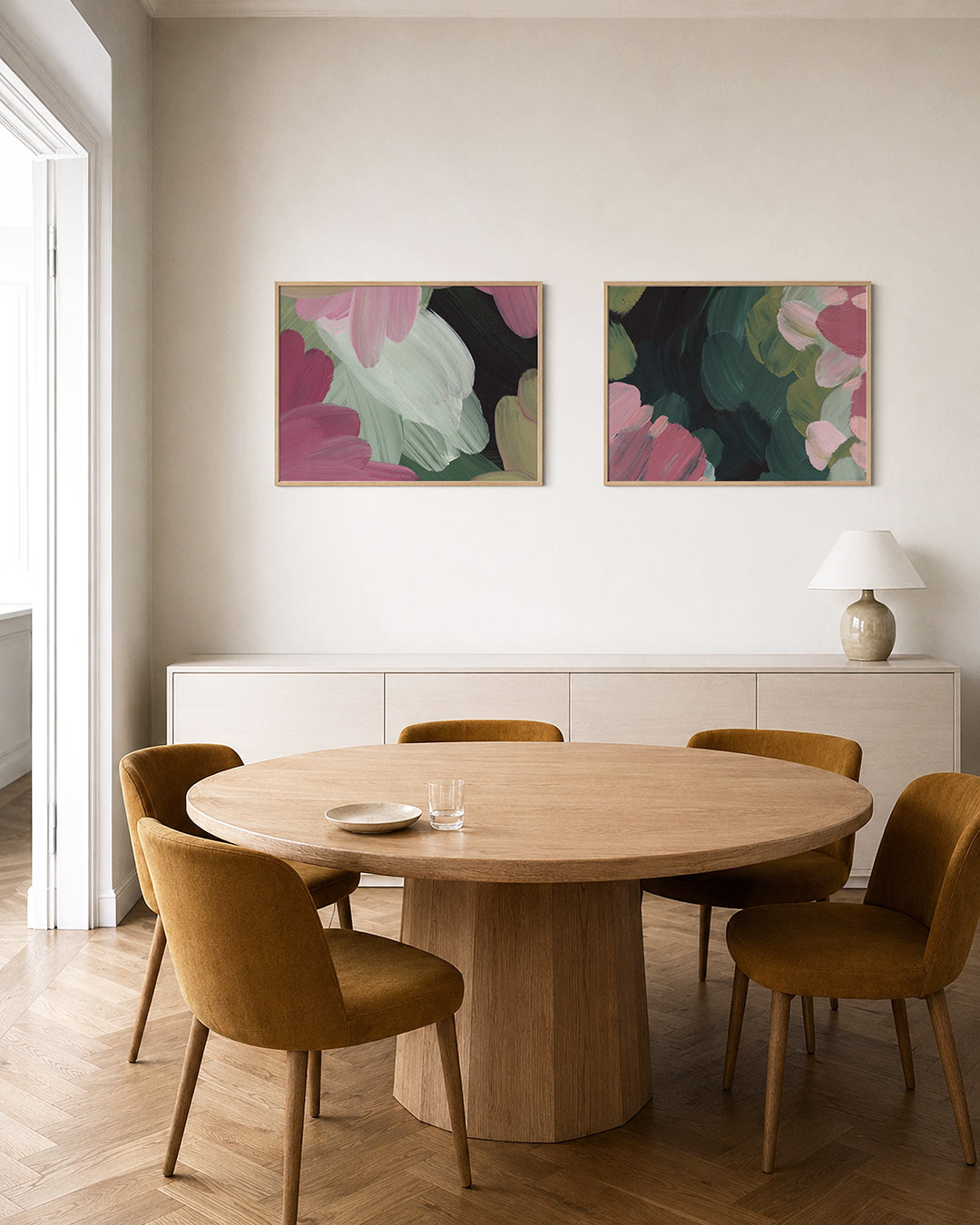 Twee liggende posters met deze tweedelige posterset heeft roze, groene en witte kleurvlakken, aan de muur in een interieur