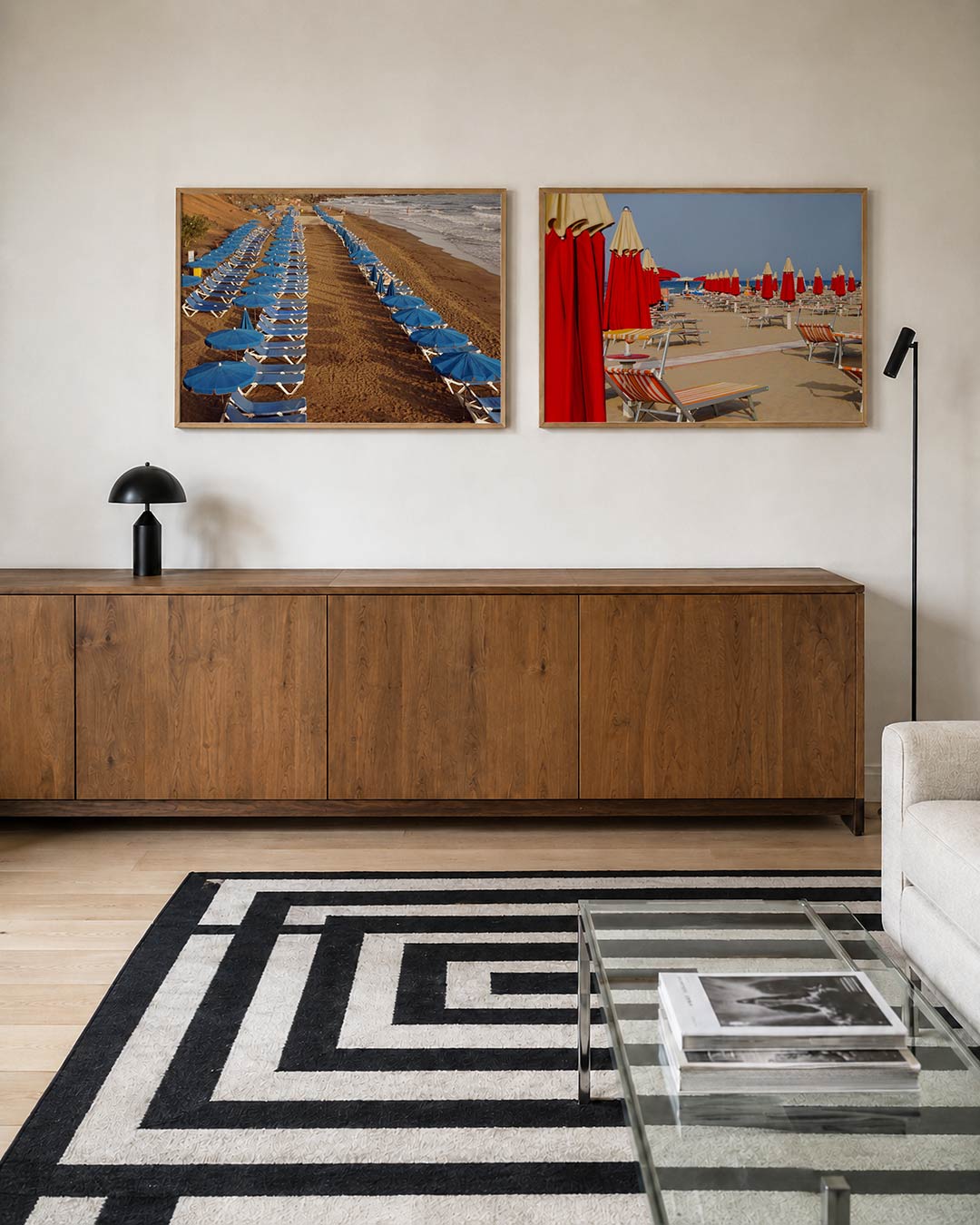 Twee liggende posters met een ritmische ordening van blauwe parasols en ligbedden, aan de muur in een interieur