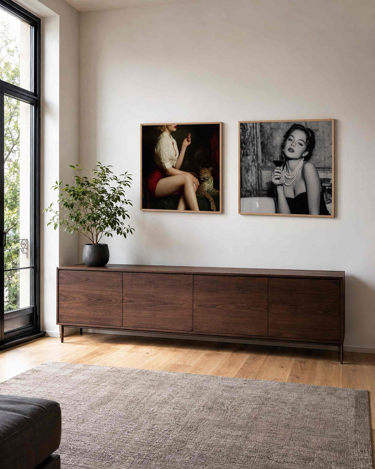 Interieurpresentatie van een tweedelige vierkante posterset met vrouwenportret