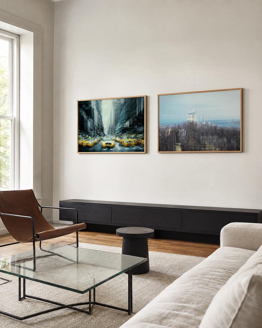 Interieur met liggend fotografisch tweeluik stad in dubbel licht – Gerald Emming