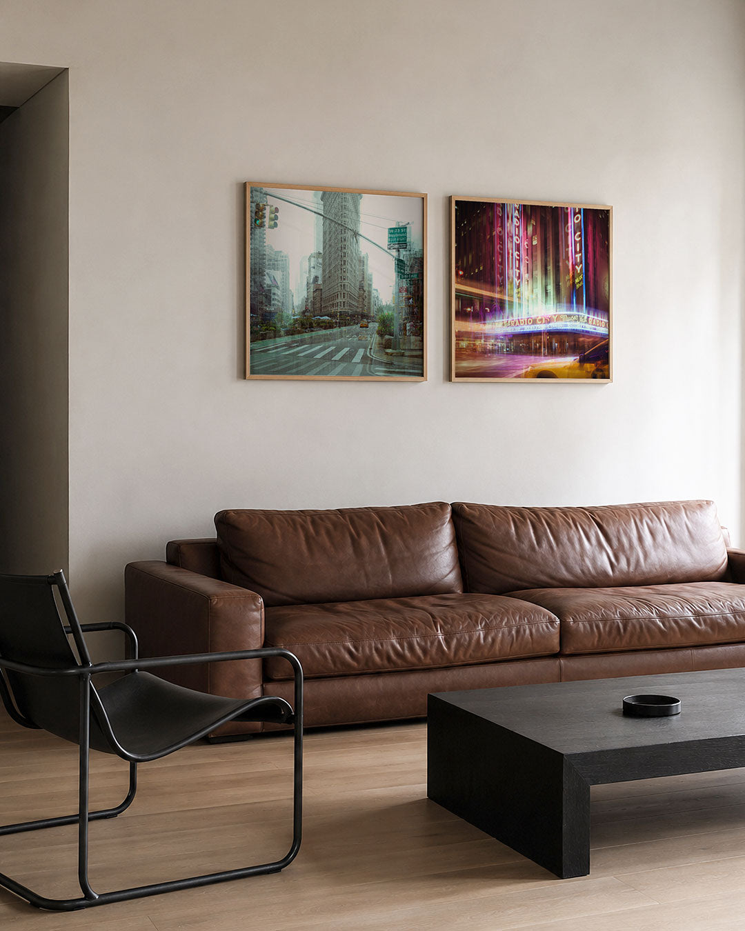 Interieur met vierkant fotografisch tweeluik stad in dubbellicht – Gerald Emming