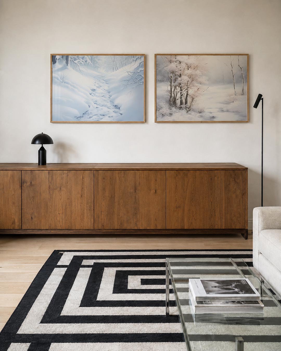 Tweedelige posterset met een serene winterse scène met zachte sneeuwvlakken en kronkelende takken, getoond in een interieur